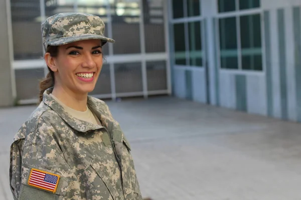 Militar Feminino Sorrindo Com Espaço Cópia — Fotografia de Stock