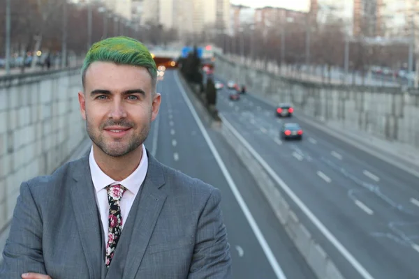 Elegante Homem Bonito Com Cabelo Verde Cidade — Fotografia de Stock