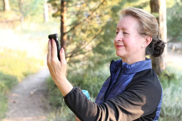 Dojrzały Turysta Rozmawiający Przez Telefon Komórkowy Patrzący Most Lesie — Zdjęcie stockowe