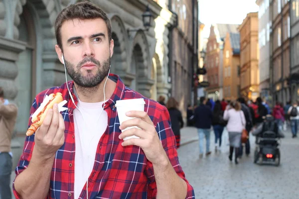 Etnische Man Verslindende Hotdog Buiten — Stockfoto