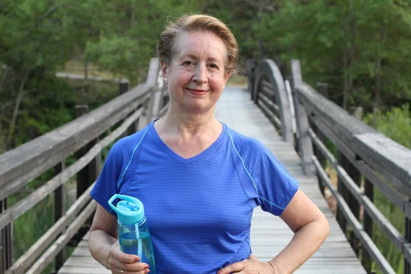 Senior Natuurlijke Vrouw Ontspannen Oefening — Stockfoto