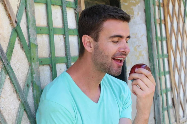 Close Retrato Belo Jovem Comendo Maçã Vermelha Frente Parede — Fotografia de Stock