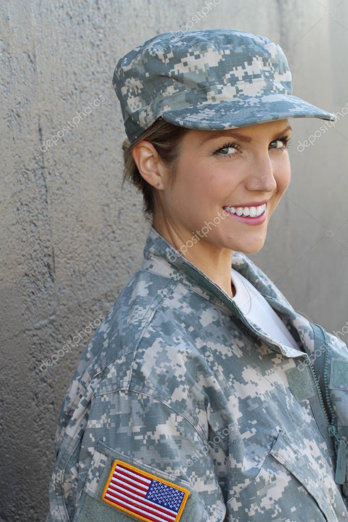 Preciosa Joven Con Traje Militar Sobre Fondo Gris Foto de stock albejor2002 hotmail 335594394