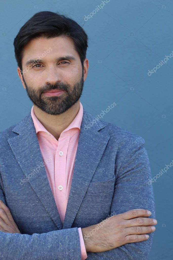 Retrato Hombre Camisa Rosa Traje Azul Posando Con Los Brazos Foto de stock albejor2002 hotmail 335596520