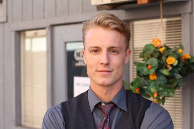 İngiliz centilmen güzellik konsepti. Dışarıda poz veren genç ve yakışıklı bir adamın portresi.