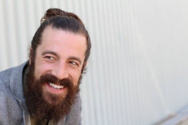 Tarz sahibi sakallı hippi modeli. Erkek saç stili, sokakta yaşam tarzı, tarlanın derinliği.