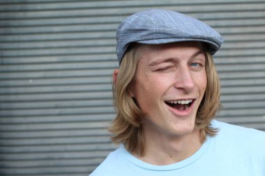 Sokakta uzun saçlı yakışıklı ve şık bir adamın yakın plan portresi.