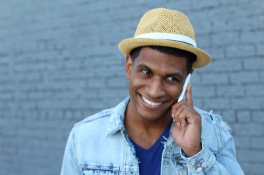 Yakışıklı, Afro-Amerikan bir adamın günlük kıyafetlerle sokakta telefonla konuşmasının yakın çekimi.