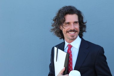 Yakışıklı genç iş adamının yakın plan fotoğrafı. Uzun saçlı, günlük kıyafetlerle sokakta.