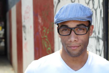 Yakışıklı, Afro-Amerikan bir adamın sokakta günlük kıyafetlerini çekerken yakın plan fotoğrafı.