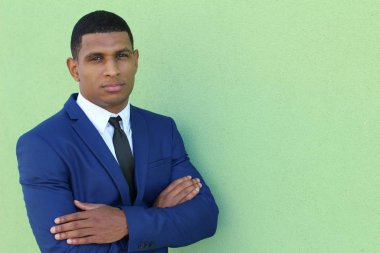 Mavi takım elbiseli yakışıklı genç işadamının yakın plan portresi.