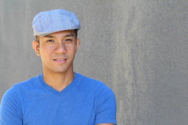 Karışık ırktan yakışıklı genç bir adamın yakın plan portresi. Sokakta günlük kıyafetlerle poz veriyor.