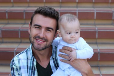 Merdivenlerde oturan melez aile yakınlaşması. Baba ve yeni doğan bebeğin portresi 