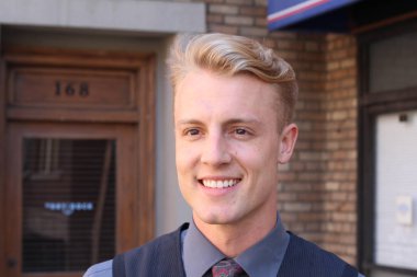 İngiliz centilmen güzellik konsepti. Dışarıda poz veren genç ve yakışıklı bir adamın portresi.