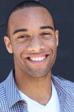 Yakışıklı, Afro-Amerikan bir adamın sokakta günlük kıyafetlerini çekerken yakın plan fotoğrafı.