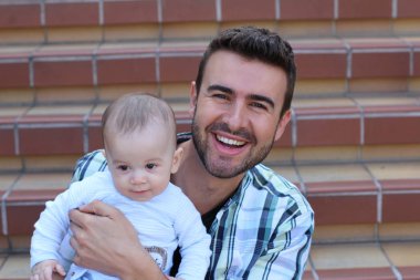 Merdivenlerde oturan melez aile yakınlaşması. Baba ve yeni doğan bebeğin portresi 