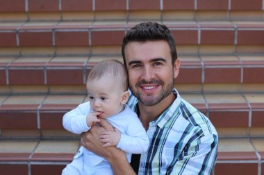 Merdivenlerde oturan melez aile yakınlaşması. Baba ve yeni doğan bebeğin portresi 
