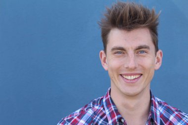 Kendine güveni tam, mavi gözlü, sarışın bir erkek.