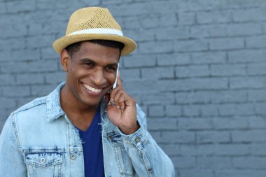 Yakışıklı, Afro-Amerikan bir adamın günlük kıyafetlerle sokakta telefonla konuşmasının yakın çekimi.