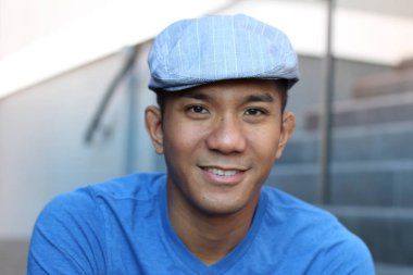 Sokakta günlük giysiler içinde melez bir genç adamın yakın plan portresi.