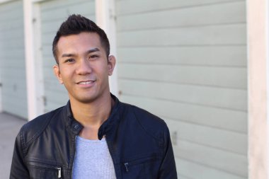 Deri ceketli, melez bir gencin yakın plan portresi.