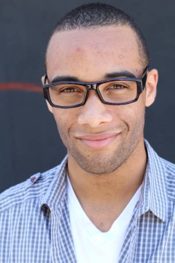 Yakışıklı, Afro-Amerikan bir adamın sokakta günlük kıyafetlerini çekerken yakın plan fotoğrafı.