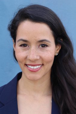 Güzel esmer tasarımcı kameraya gülümsüyor.