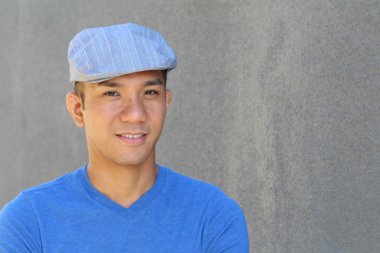 Sokakta günlük giysiler içinde melez bir genç adamın yakın plan portresi.