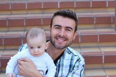 Merdivenlerde oturan melez aile yakınlaşması. Baba ve yeni doğan bebeğin portresi 