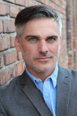 Yakışıklı, olgun iş adamının sokaktaki yakın çekimi.