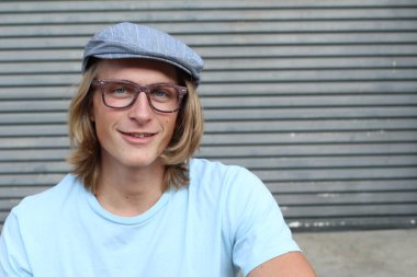 Sokakta uzun saçlı yakışıklı ve şık bir adamın yakın plan portresi.