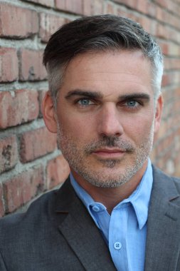 Yakışıklı, olgun iş adamının sokaktaki yakın çekimi.