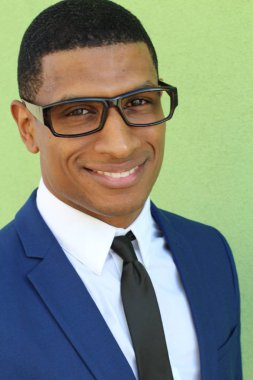 Mavi takım elbiseli yakışıklı genç işadamının yakın plan portresi.