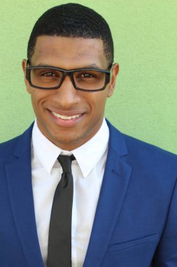 Mavi takım elbiseli yakışıklı genç işadamının yakın plan portresi.