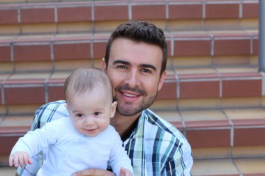 Merdivenlerde oturan melez aile yakınlaşması. Baba ve yeni doğan bebeğin portresi 