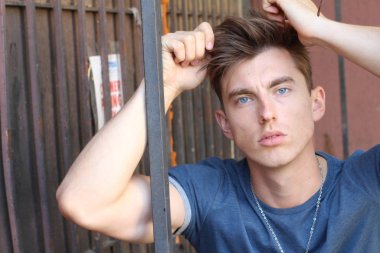 Fotokopi alanı olan çekici sarışın bir adamın portresi.