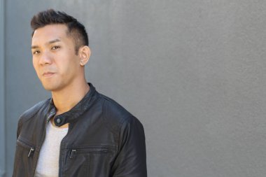 Deri ceketli, melez bir gencin yakın plan portresi.