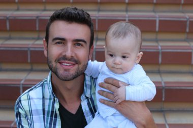 Merdivenlerde oturan melez aile yakınlaşması. Baba ve yeni doğan bebeğin portresi 