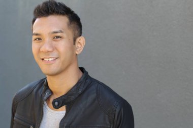 Deri ceketli, melez bir gencin yakın plan portresi.