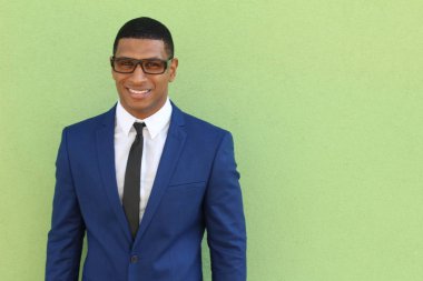 Mavi takım elbiseli yakışıklı genç işadamının yakın plan portresi.