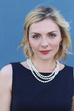 Şık, sarışın, sıradan saç stili ve akşam makyajlı bir kadının güzel portresi. İnci takan kadın