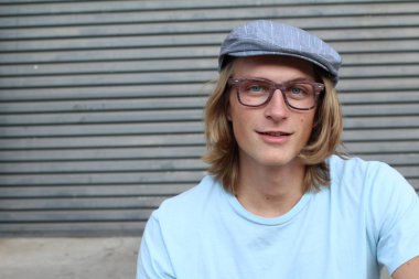 Sokakta uzun saçlı yakışıklı ve şık bir adamın yakın plan portresi.