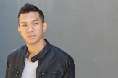 Deri ceketli, melez bir gencin yakın plan portresi.