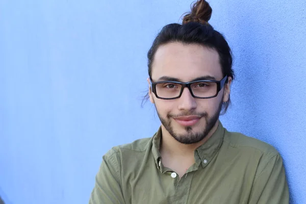 Close Retrato Belo Jovem Com Cabelos Longos Morena Frente Parede — Fotografia de Stock