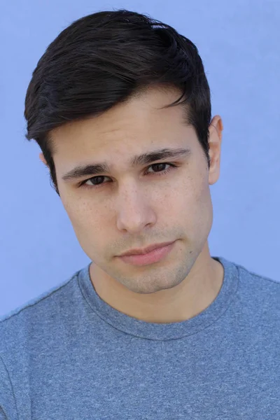 Close Retrato Belo Jovem Roupas Casuais Frente Parede Azul — Fotografia de Stock