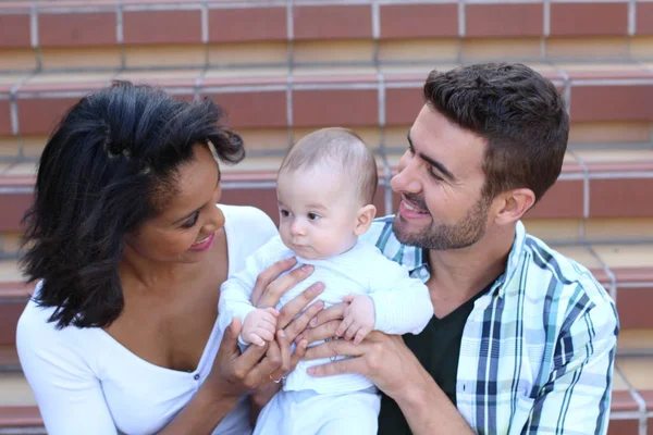 Casal Inter Racial Abraçando Com Seu Recém Nascido — Fotografia de Stock