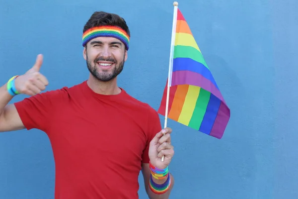 Bello Maschio Con Orgoglio Regge Bandiera Lgbt — Foto Stock