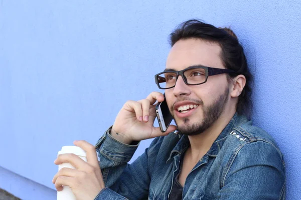 Close Retrato Belo Jovem Falando Por Telefone Frente Parede Azul — Fotografia de Stock