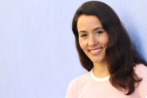 Retrato Una Joven Hispana Sonriendo Con Espacio Para Copiar — Foto de Stock