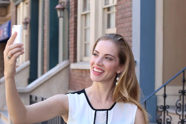 Bastante Sonriente Rubia Haciendo Selfie Aire Libre Sobre Fondo Urbano —  Fotos de Stock